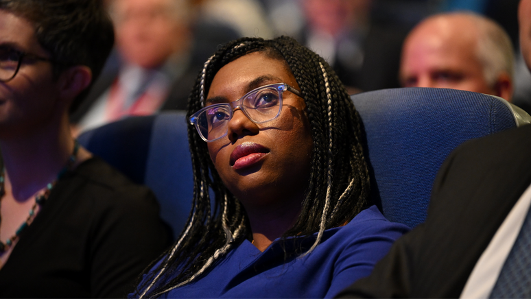 Kemi Badenoch é uma pioneira política com um estilo combativo e tem a missão de renovar seu partido