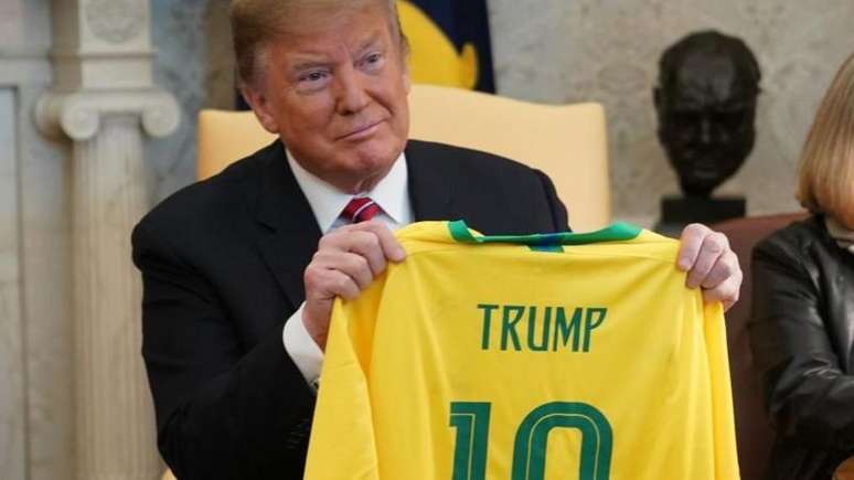 Trump recebeu camisa do Brasil com seu nome em visita de Bolsonaro aos EUA em 2019