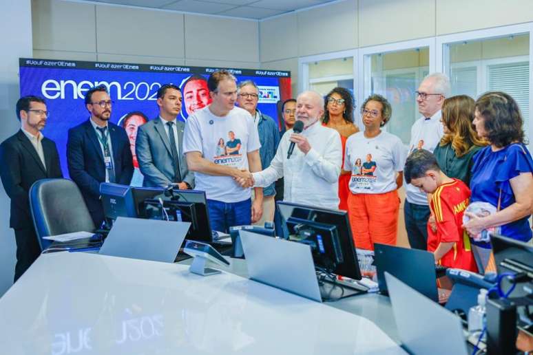 Presidente Lula e ministros durante visita à Sala de Situação e Monitoramento do Enem, neste domingo (3), em Brasília.