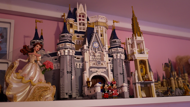 O quarto de Elin na casa dos pais revela sua paixão pela Disney e por Lego