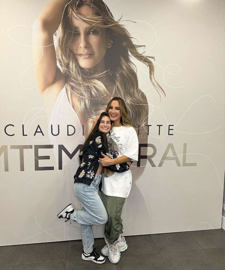 Claudia Leitte lamenta morte da bailarina Isabella Oliveira, aos 21 anos.