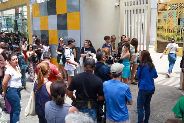 Pais e estudantes aguardam fechamento dos portões para a prova do ENEM em escola na zona norte do Rio de Janeiro.