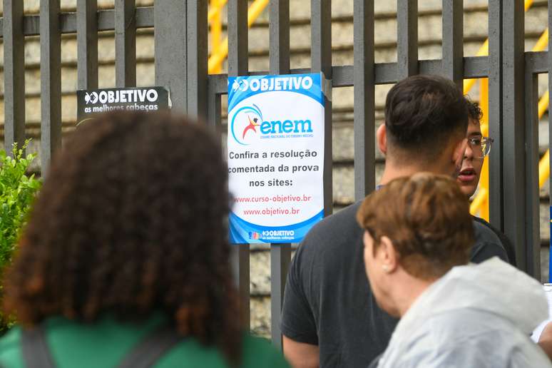 Movimento de estudantes na Unip Tatuapé, Zona Leste de São Paulo, para a realização do Enem 2024