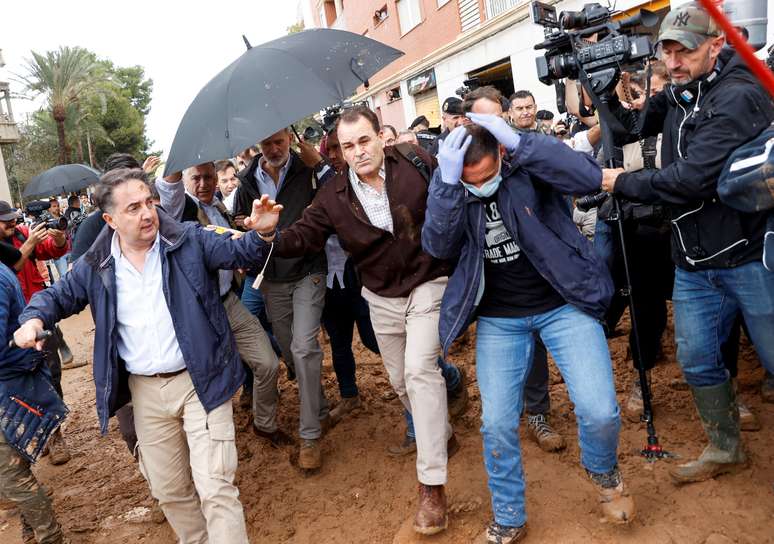 Moradores atiram lama no rei da Espanha, Felipe, após chuvas causarem enchentes em Paiporta, perto de Valência, na Espanha