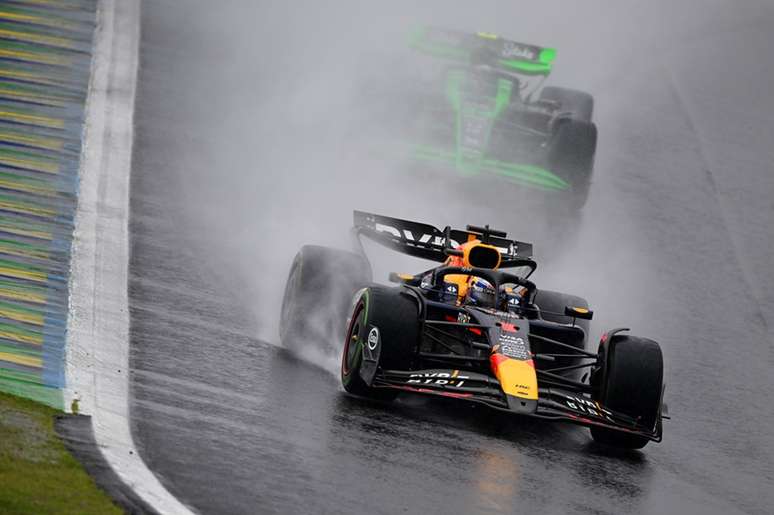 Verstappen em um momento em que a pista estava terrível