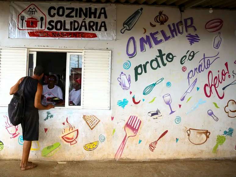 Moradores do Sol Nascente almoçam em Cozinha Solidária de Ceilândia (DF), na rede de cozinhas do Movimento dos Trabalhadores Sem Teto.