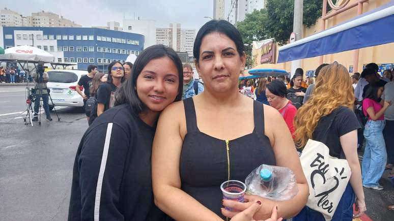 Beatriz Conceição de Oliveira, de 16 anos, é acompanhada pela mãe até local de prova do Enem