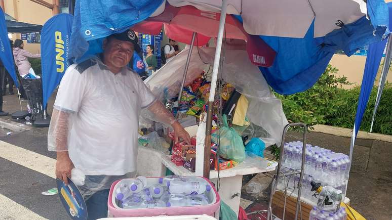 Ambulante lamenta chuva em dia de Enem