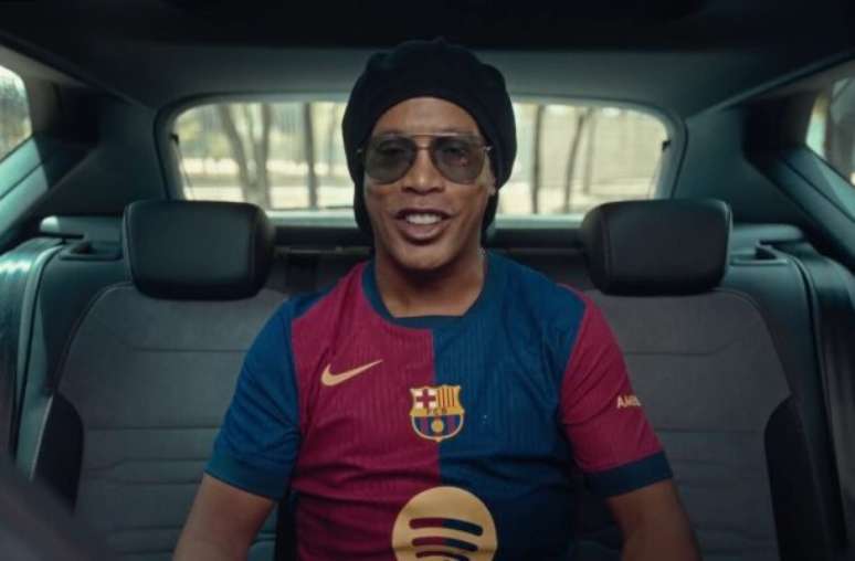 Reprodução / youtube.com/@PUMA - Legenda: Rihanna, famosa cantora pop, admite relação com a Seleção e Ronaldinho Gaúcho em sua infância