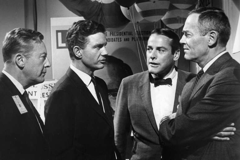 Lee Tracy, Cliff Robertson, Kevin McCarthy, and Henry Fonda all engage in a conversation in a scene from the film 'The Best Man', 1964. (Photo by United Artists/Getty Images)