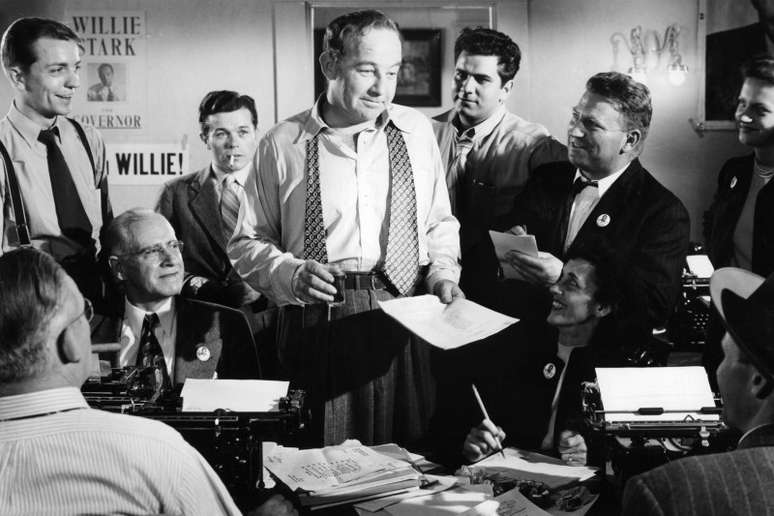 Broderick Crawford standing amongst a group of unknown actors in a scene from the film 'All The Kings Men', 1949. (Photo by Columbia Pictures/Getty Images)