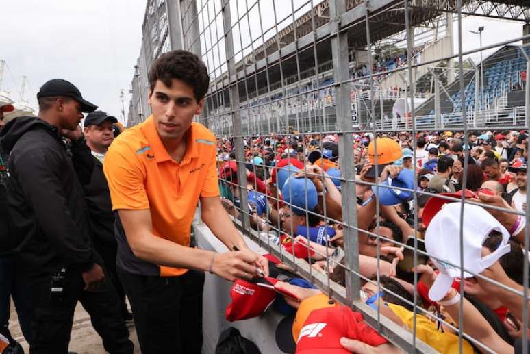 Gabriel Bortoleto se reúne con los aficionados tras el Gran Premio de Fórmula 1 de Sao Paulo.