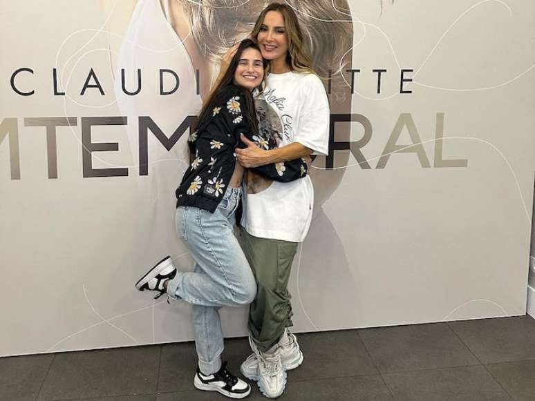 Isabella Oliveira com Claudia Leitte