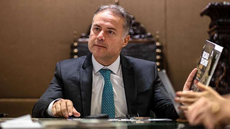 Ministro Renan Filho durante reunião bilateral em Londres