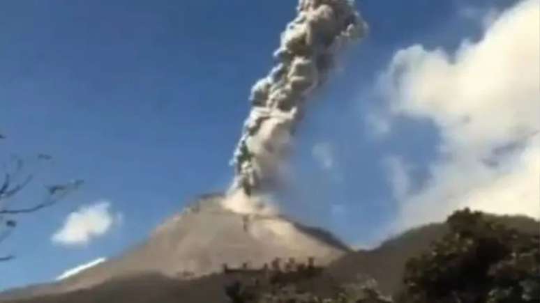 Vulcão entra em erupção na Indonésia