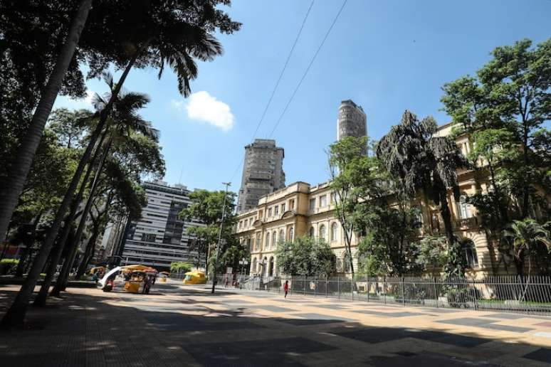 Ao fundo, Secretaria da Educação, localizada na Praça da República.