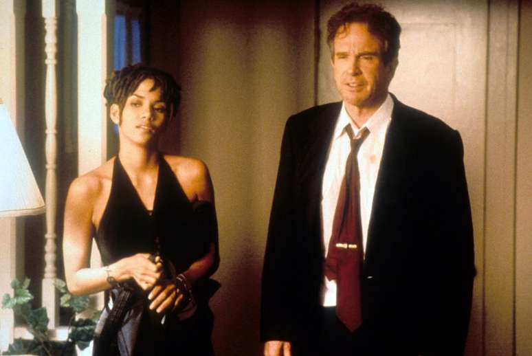 Warren Beatty and Halle Berry in a scene from the film 'Bulworth', 1998. (Photo by 20th Century-Fox/Getty Images)