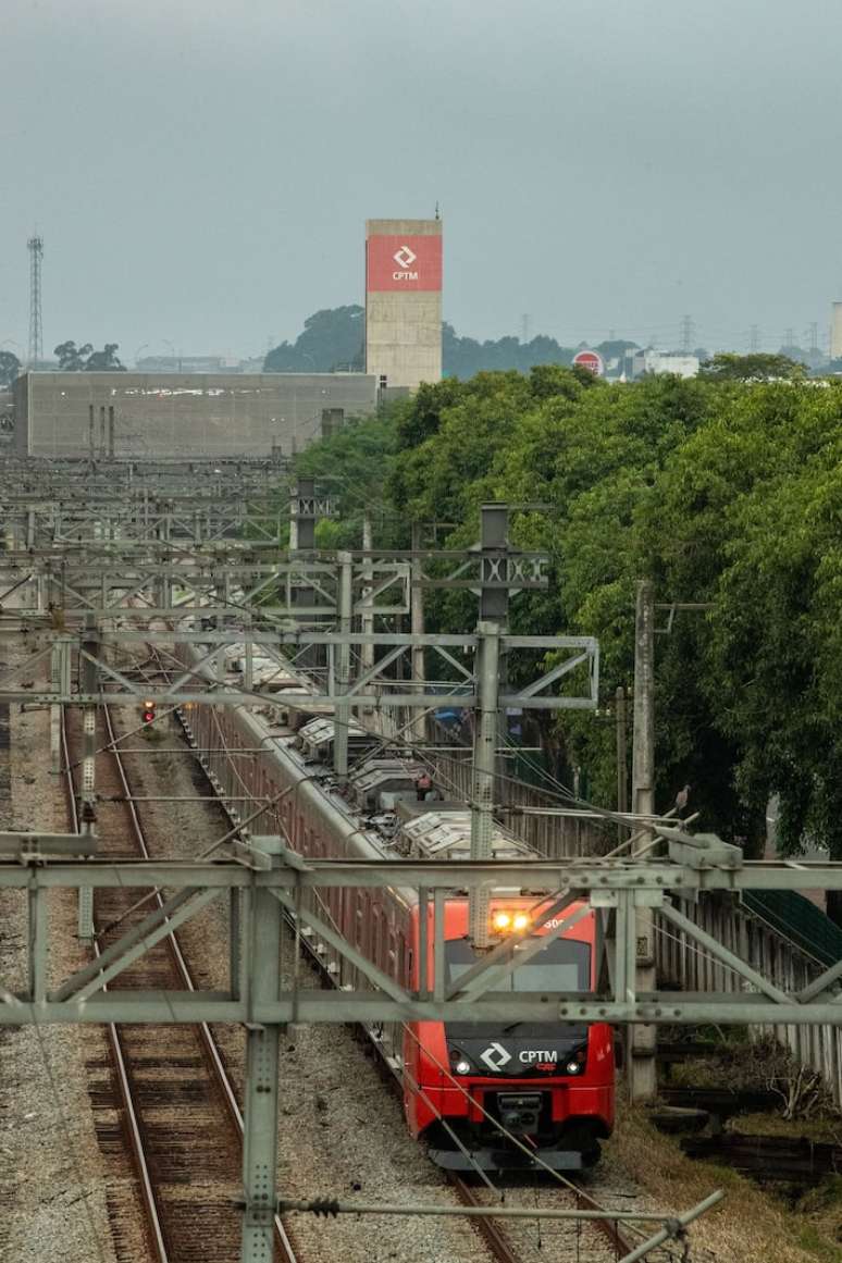 Trilhos da CPTM na Grande SP: corpo de homem estava abandonado em trecho da linha 11-Coral.