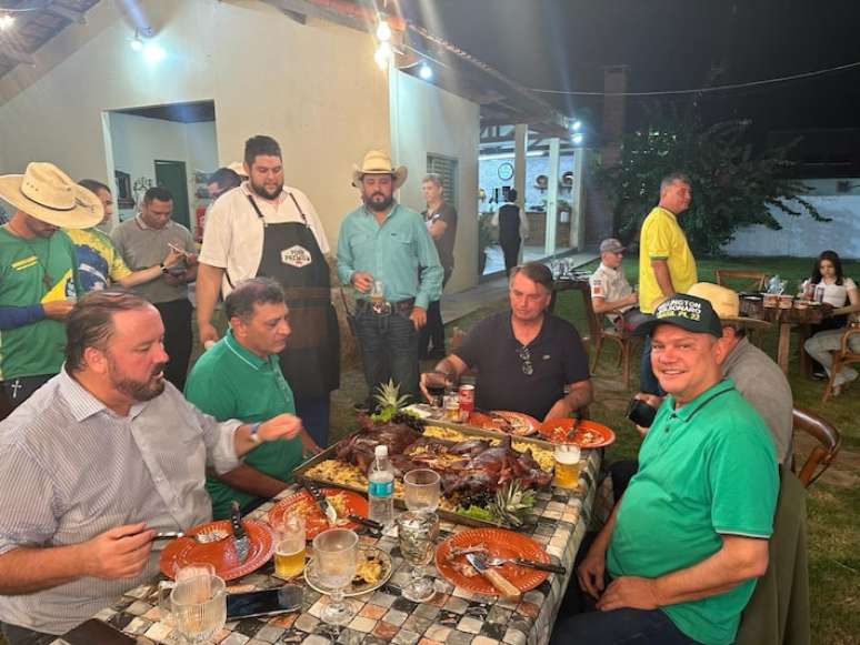 Jair Bolsonaro encontra Chico Mendes (sentado, camisa verde, sem boné) em Diamantino (MT)