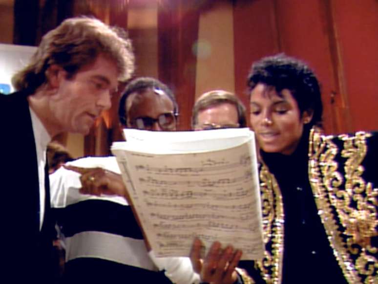 Huey Lewis, Quincy Jones e Michael Jackson na gravação de 'We Are The World'.