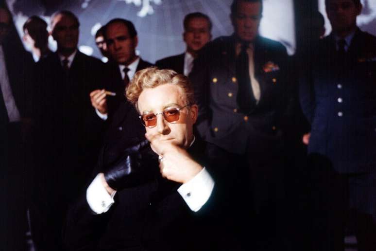 DR STRANGELOVE, (aka DR. STRANGELOVE OR: HOW I LEARNED TO STOP WORRYING AND LOVE THE BOMB), Peter Sellers as Dr. Strangelove, 1964 DST 020P(97118)