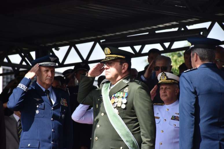 General Amin (de verde, ao centro) foi indicado pelo presidente Lula para vaga de ministro do STM