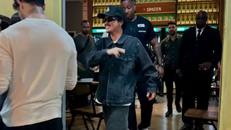 Quase brasileiro! Bruno Mars curte bar em BH e come feijão tropeiro e torresmo