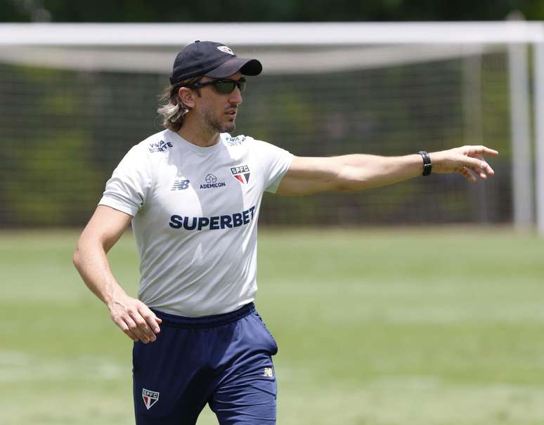 Zubeldía esboça time que vai enfrentar o Bahia, nesta terça-feira – Fotos: Rubens Chiri / São Paulo