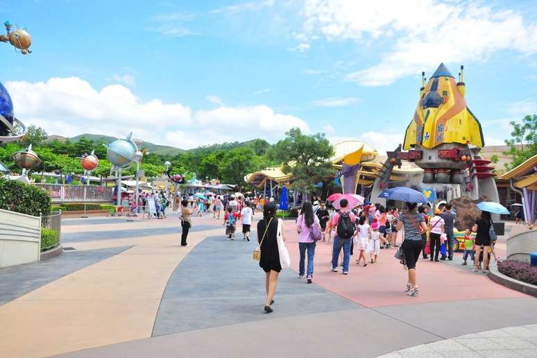 Na área temática Tomorrowland, os visitantes podem ter uma experiência no espaço sideral por meio do ‘Space Mountain’ 