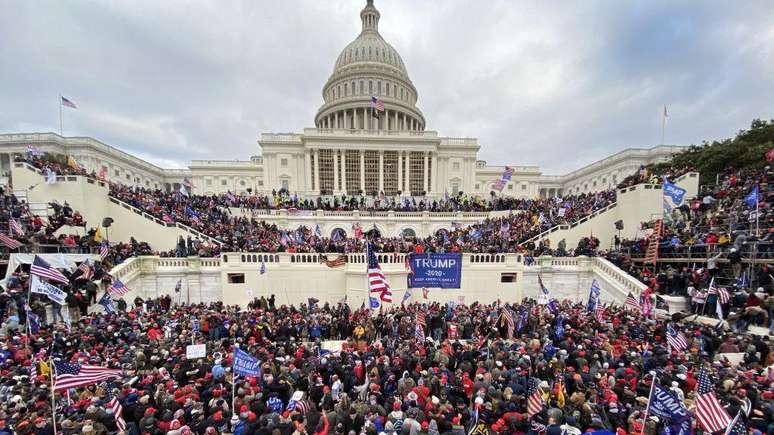 A foto mostra centenas de apoiadores de Trump em frente ao Capitólio, em janeiro de 2020. 