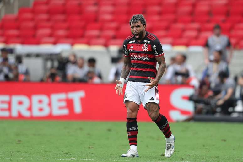 Gabigol comemora gol em final.