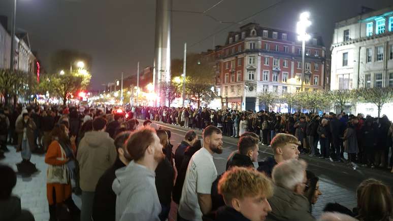 Multidão se reuniu no centro de Dublin para suposta festa de Halloween