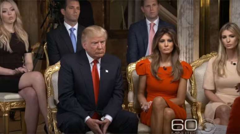 Donald Trump ao lado da mulher, Melania, e dos filhos Tiffany, Donald Jr., Eric e Ivanka, em entrevista à TV americana