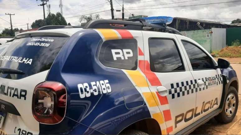 No local, os policiais encontraram um frasco de gasolina, um isqueiro e uma barraca