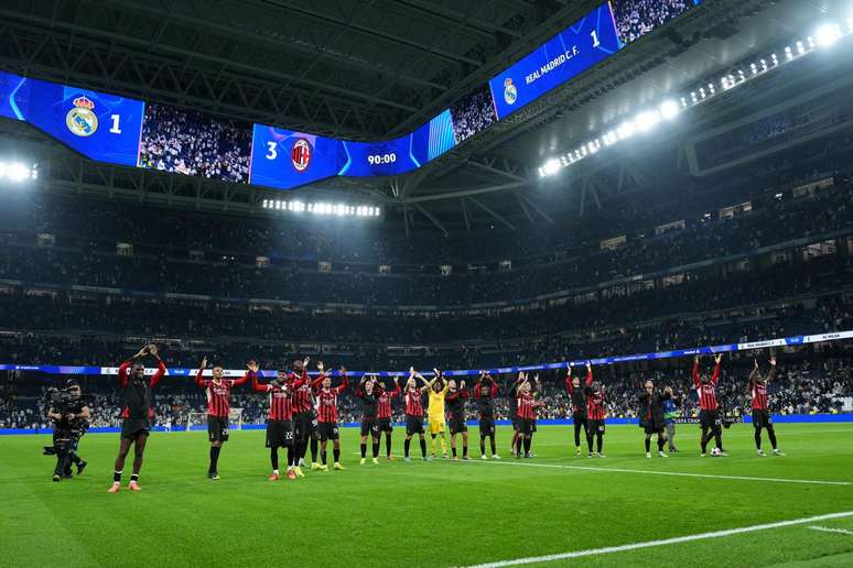 El equipo de Milán celebra la victoria con la afición tras el partido.