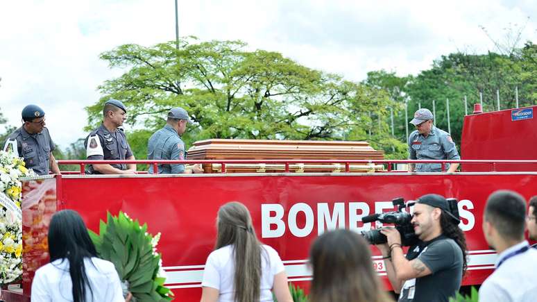 Caixão com o corpo do cantor Agnaldo Rayol é levado para o cemitério em carro dos Bombeiros