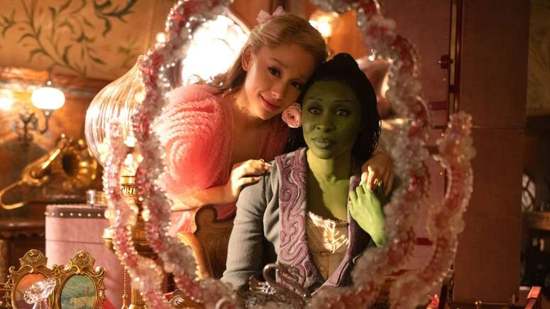 Ariana Grande e Cynthia Erivo soltam a voz em novo vídeo dos bastidores de Wicked