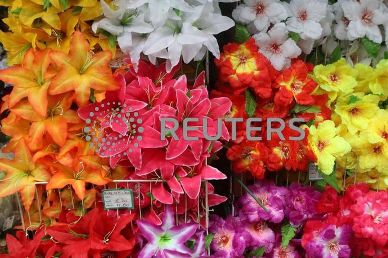 Flores de plástico em loja no Rio de Janeiro
07/08/2018. REUTERS/Pilar Olivares