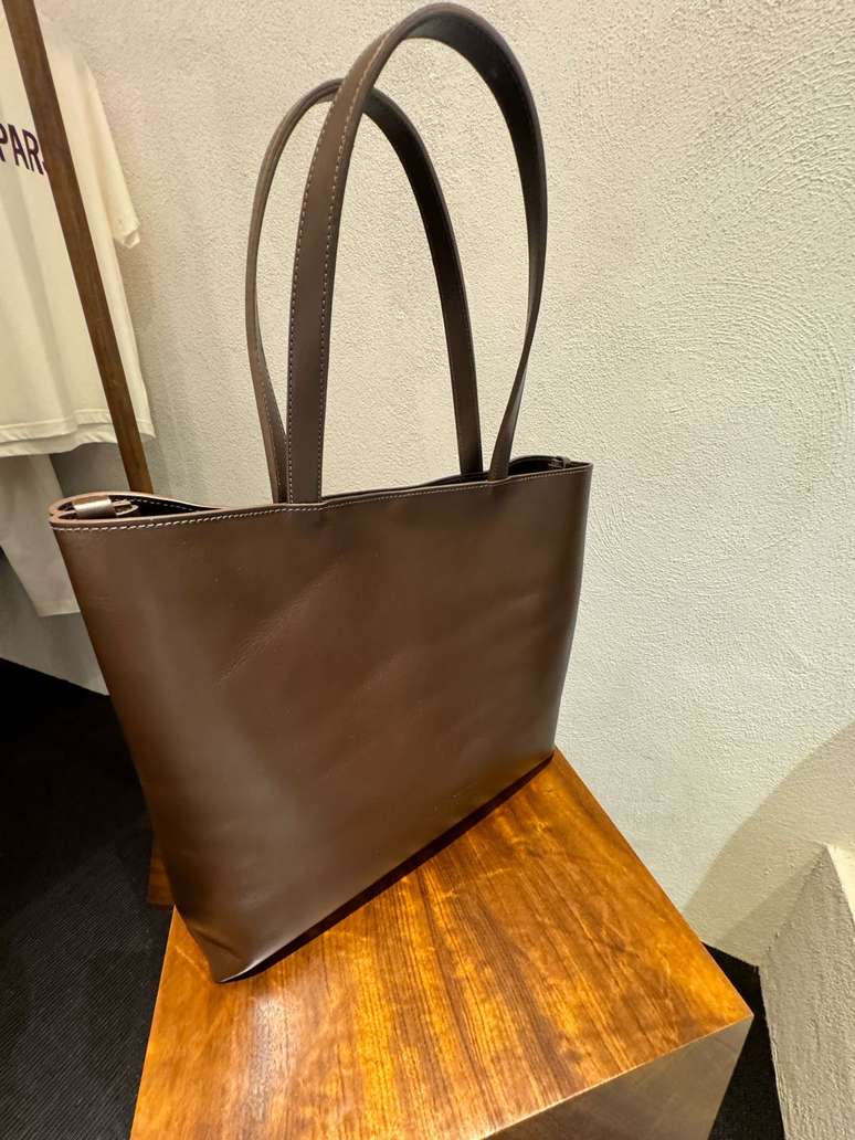 Bolsa tote “João”, inspirada no marido dela, que sempre a ajuda a criar os acessórios 