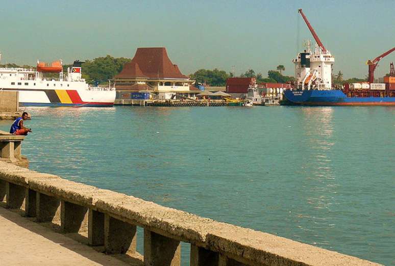 A economia depende da exportação de café e petróleo (na foto, o porto da capital, Dili). A principal atração turística é a Ilha de Jaco, para a prática de esportes náuticos. Destaque também para as praias.