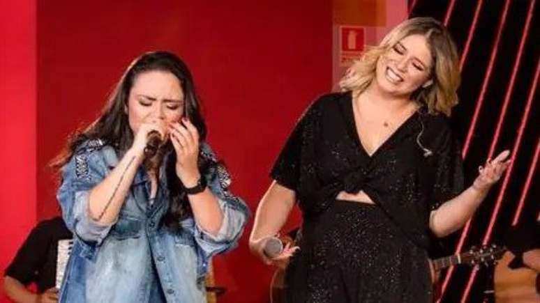 Luiza Martins e Marília Mendonça cantando juntas