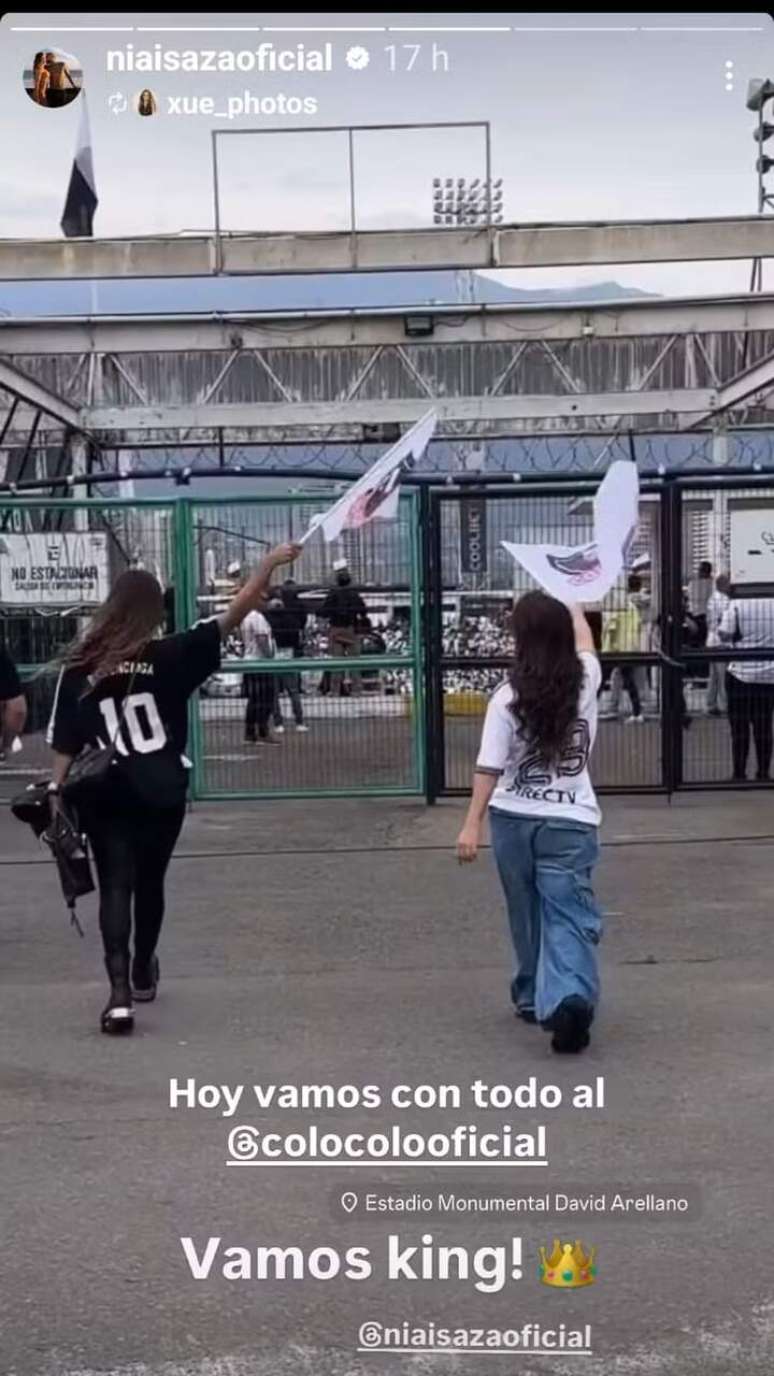 Sonia Isaza na entrada do estádio antes da partida do Colo-Colo —