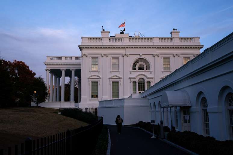 Uma vista da Casa Branca um dia antes da eleição presidencial dos EUA em Washington, EUA, 4 de novembro de 2024.