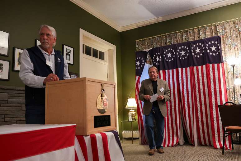 O moderador Tom Tillotson e Les Otten votam durante a elei&ccedil;&atilde;o presidencial dos EUA de 2024 no dia da elei&ccedil;&atilde;o em Dixville Notch, New Hampshire, EUA, 5 de novembro de 2024.