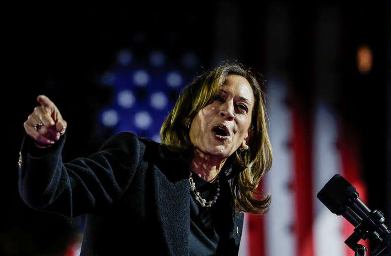 A candidata presidencial democrata, vice-presidente dos EUA, Kamala Harris, discursa durante um comício de campanha na Filadélfia, Pensilvânia, EUA, em 4 de novembro de 2024. 