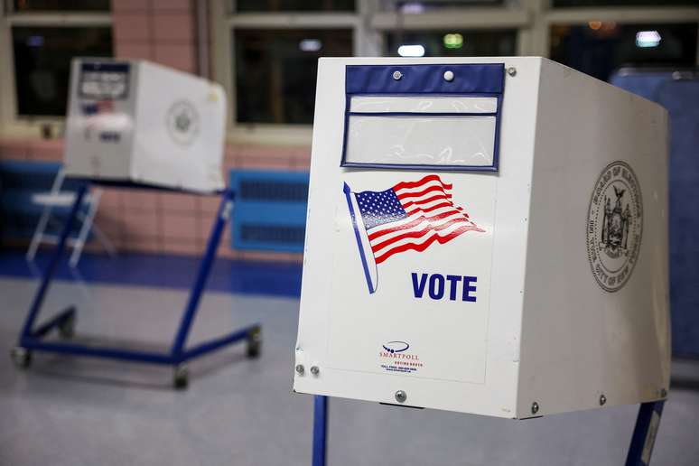 Uma vista mostra cabines de votação na Escola Elementar PS 20 Anna Silver, no Dia da Eleição para a eleição presidencial dos EUA de 2024 em Manhattan, Nova York, EUA, 5 de novembro de 2024.