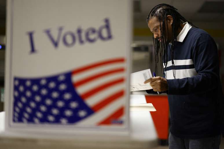 Um homem vota na eleição presidencial dos EUA de 2024 no dia da eleição, na Pittsburgh Manchester School em Pittsburgh, Pensilvânia, EUA, 5 de novembro de 2024. 