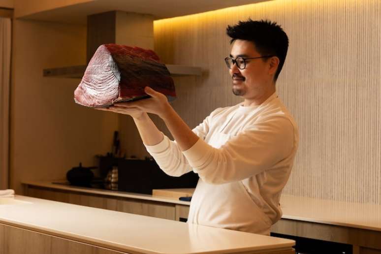 O chef Tadashi Shiraishi exibe um bluefin maturado em seu restaurante, o exclusivo Kanoe.