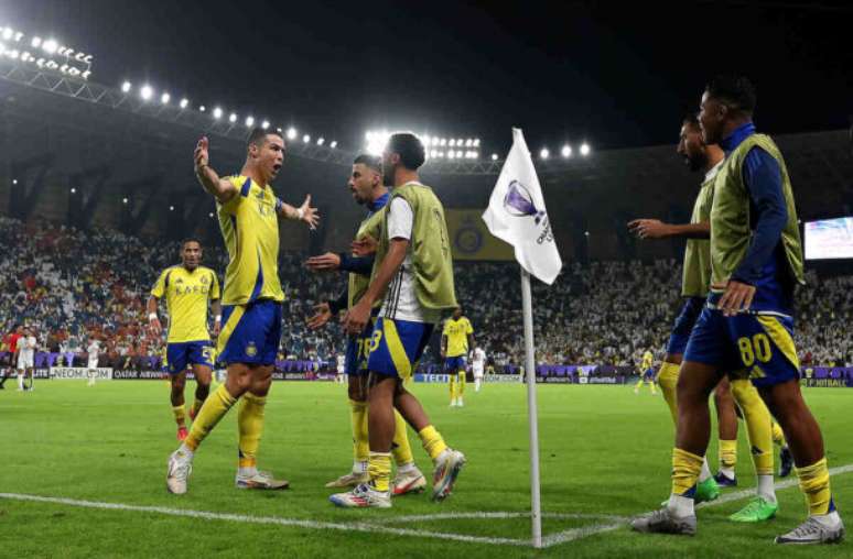 Cristiano Ronaldo fez o dele. Mas o artilheiro do jogo foi Talisca. Brasileiro (de amarelo) faz dois gols na goleada do Al Nassr