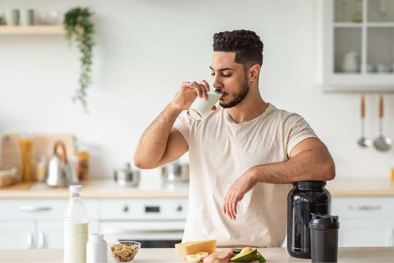 O leite deve ser consumido em uma dieta variada e com alimentos nutritivos 